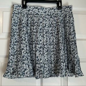 SHEIN Blue & White Floral Pleated Mini Skirt - size L